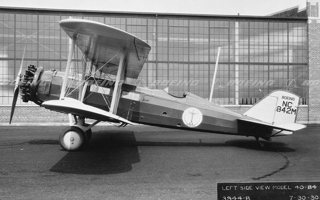 A Boeing 40B biplane